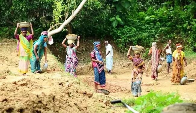 सरकार का बड़ा तोहफा, मनरेगा की मजदूरी में बंपर बढ़ोतरी, सरकार ने जारी किया नोटिफिकेशन