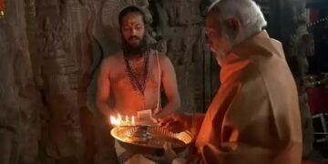 PM MODI ने आंध्र प्रदेश के लेपाक्षी में वीरभद्र मंदिर में की पूजा, गाया भजन