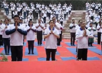 सामूहिक सूर्य नमस्कार प्रदर्शन में जुटे सैकड़ों लोग