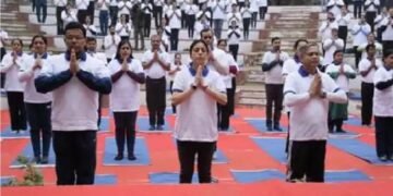 सामूहिक सूर्य नमस्कार प्रदर्शन में जुटे सैकड़ों लोग
