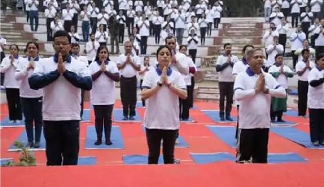 सामूहिक सूर्य नमस्कार प्रदर्शन में जुटे सैकड़ों लोग