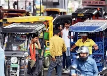 अवैध ई-रिक्शा पर परिवहन विभाग का एक्शन, 114 रिक्शे किए क्रश