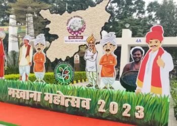 मखाना महोत्सव: 30 कृषकों को DM ने दिया प्रशिक्षण प्रमाणपत्र
