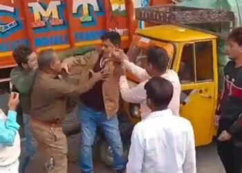 कार से खींचकर पत्नी-बच्चों के सामने एसओ को कई थप्पड़ मारे, SO ने ऑटो में मारी थी टक्कर
