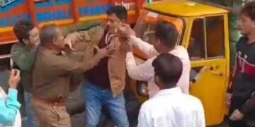 कार से खींचकर पत्नी-बच्चों के सामने एसओ को कई थप्पड़ मारे, SO ने ऑटो में मारी थी टक्कर
