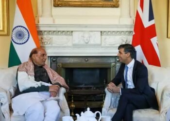 भारत के रक्षा मंत्री ने इंग्लैंड के प्रधानमंत्री से मुलाकात की, सैन्य सबंधों पर चर्चा