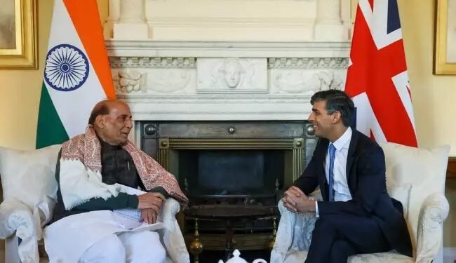 भारत के रक्षा मंत्री ने इंग्लैंड के प्रधानमंत्री से मुलाकात की, सैन्य सबंधों पर चर्चा