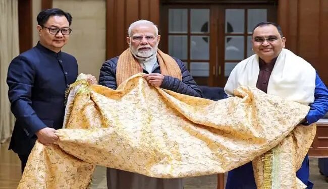 पीएम मोदी से मिली चादर निजामुद्दीन औलिया दरगाह पहुंचे किरेन रिजीजू
