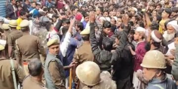 संभल में पुलिस का एक्शन जारी, लोगों के घरों से निकल रहे स्कैम और अवैध तमंचे