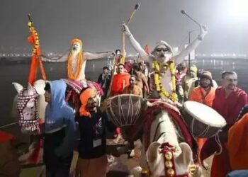 मकर संक्रांति पर नागा साधुओं का स्नान, श्रद्धालुओं पर हैलीकॉप्टर से पुष्प वर्षा, देखें तस्वीरें!