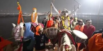 मकर संक्रांति पर नागा साधुओं का स्नान, श्रद्धालुओं पर हैलीकॉप्टर से पुष्प वर्षा, देखें तस्वीरें!