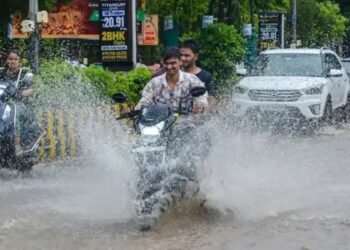 दिल्ली-NCR में तेज हवाओं और बारिश के साथ मॉनसून ने पकड़ी रफ्तार, येलो अलर्ट जारी