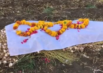 किसानों ने अलग अंदाज में किया विरोध प्रदर्शन, फसल को कफन से ढक कर दी श्रद्धांजलि!