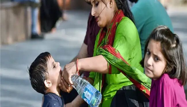 दिल्ली में गर्मी ने तोड़े सभी रिकॉर्ड, 52 डिग्री पहुंचा तापमान
