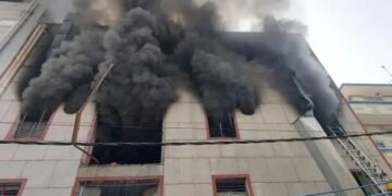 Delhi: नरेला के इंडस्ट्रियल इलाके में लगी भीषण आग, रेस्क्यू में जुटा दमकल विभाग