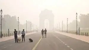 दिल्ली ने लाहौर को पीछे छोड़ा, AQI 418 पर पहुंचकर दुनिया का सबसे प्रदूषित शहर बना