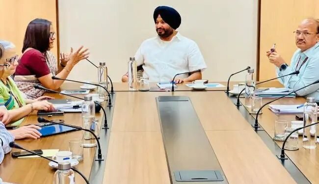 केन्द्रीय रेल राज्य मंत्री ने रेलवे बोर्ड के सदस्यों के साथ उच्च स्तरीय समीक्षा बैठक