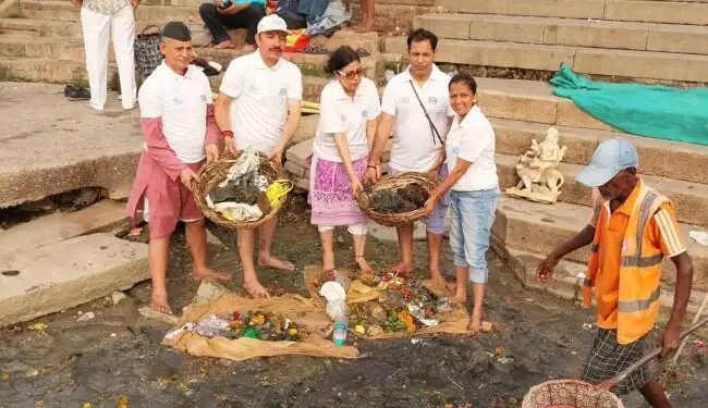 फ्रांस की न्यायिक अधिकारी ने उतारी मां गंगा की आरती, तट पर किया श्रमदान