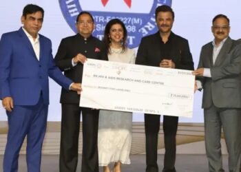 देश के सबसे बड़े मुफ्त मेडिकल कैंप के लिए अनिल कपूर ने किया डॉ. धर्मेंद्र कुमार का सम्मान