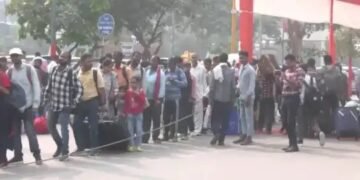 छठ के लिए घर जा रहे लोग, आनंद विहार पर दिखी लंबी कतारें!