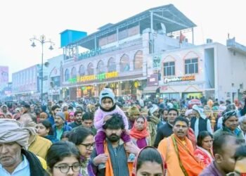प्रयागराज के बाद अयोध्या की सरयू में श्रद्धालुओं ने लगाई डुबकी, तेजी से बढ़ रही भीड़!