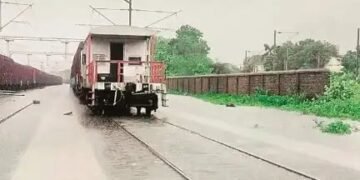 गुजरात में बारिश का कहर, सड़कों के साथ रेलवे भी प्रभावित