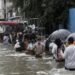 मुंबई के कई इलाकों में भारी बारिश से जीवन अस्त व्यस्त, रेड एलर्ट जारी