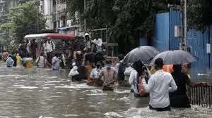 मुंबई के कई इलाकों में भारी बारिश से जीवन अस्त व्यस्त, रेड एलर्ट जारी