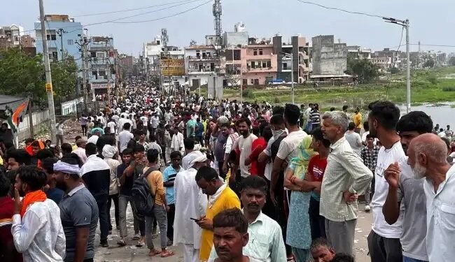 क्यों चल रहा दिल्ली के इस इलाके में बुलडोजर, सड़कों पर उतरे लोग, भारी पुलिसबल तैनात