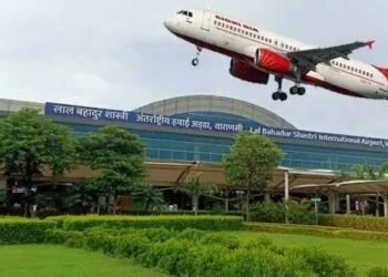 वाराणसी एयरपोर्ट पर एयर होस्टेस से बैडटच
