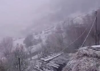 रोहतांग में शुरु हुई सीजन की पहली बर्फबारी, सैलानियों के चेहरों पर दिखी खुशी !