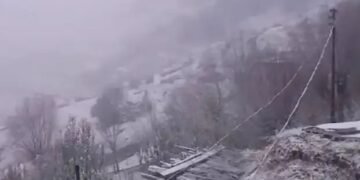रोहतांग में शुरु हुई सीजन की पहली बर्फबारी, सैलानियों के चेहरों पर दिखी खुशी !