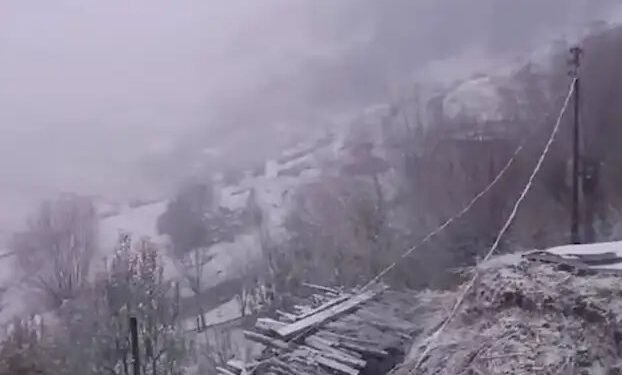 रोहतांग में शुरु हुई सीजन की पहली बर्फबारी, सैलानियों के चेहरों पर दिखी खुशी !