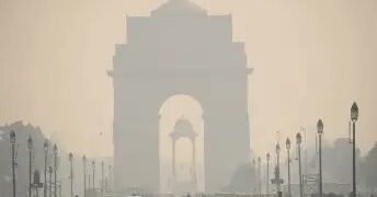 प्रदूषण की मार झेल रहे दिल्लीवासी, AQI पहुंचा 300 पार!
