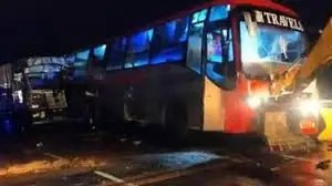 दिल्ली में एक इलेक्ट्रिक डीटीसी बस मेट्रो के खंभे से टकराई, एक की मौत, 23 घायल