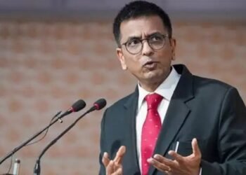 मुख्य न्यायाधीश डीवाई चंद्रचूड़ से लंबित मामले को तेजी से हल करने का अनुरोध