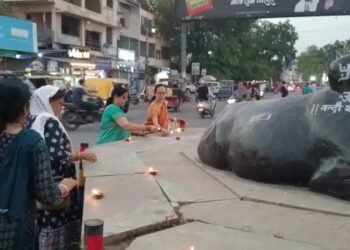 मोदी जी के तीसरी बार प्रधानमंत्री पद ग्रहण करते ही काशी में जले दीपक, बटी मिठाई