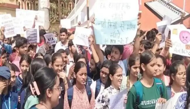 NEET की परीक्षा पर बढ़ा बवाल, गड़बड़ी के बीच उठी SIT जांच की मांग