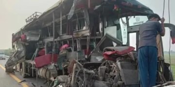 UP: उन्नाव में बड़ा सड़क हादसा, बस और दूध टैंकर की टक्कर में 18 लोगों की मौत