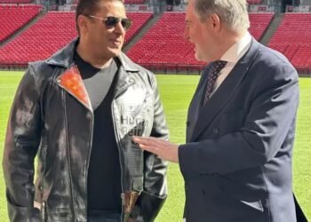 फायरिंग के बाद पहली बार लंदन पहुंचे सलमान खान, ब्रिटेन MP ने शेयर की तस्वीरें