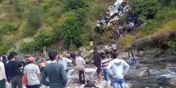 उत्तराखंड:  अल्मोड़ा में 40 यात्रियों से भरी बस खाई में गिरी,10 की मौत