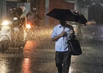 दिल्ली- NCR में आंधी और तेज बारिश से 4 लोगों की मौत, सड़कों पर भरा पानी, 100 फ्लाइट्स लेट