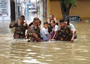 यूपी में भारी बारिश और बाढ़ का कहर: 18 जिले प्रभावित, 17 मौतें, स्कूल बंद
