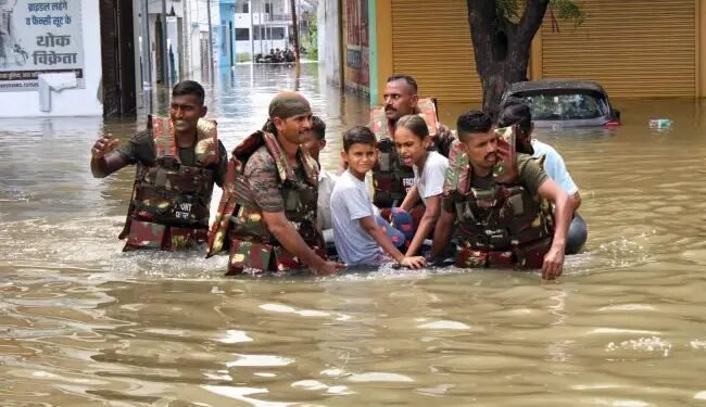 यूपी में भारी बारिश और बाढ़ का कहर: 18 जिले प्रभावित, 17 मौतें, स्कूल बंद