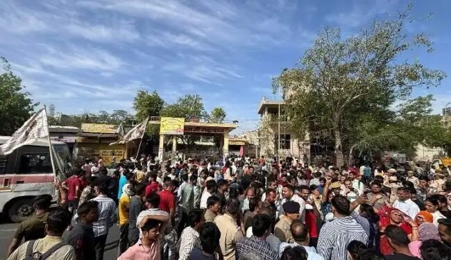 जयपुर: वीर तेजाजी महाराज की मूर्ति तोड़ने पर भारी हंगामा, गुस्साएं लोगों का सड़कों पर प्रदर्शन