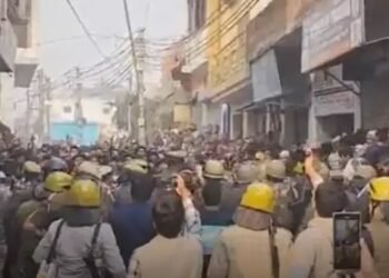 संभल में मस्जिद सर्वे के लिए पहुंची टीम पर की पत्थरबाजी, प्रशासन सतर्क!