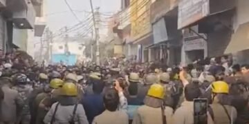 संभल में मस्जिद सर्वे के लिए पहुंची टीम पर की पत्थरबाजी, प्रशासन सतर्क!