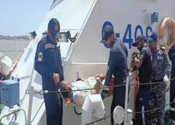 भारतीय तटरक्षक बल ने खंबात की खाड़ी में घायल चालक दल के सदस्य को सुरक्षित निकाला