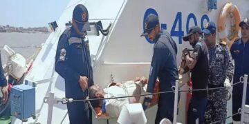 भारतीय तटरक्षक बल ने खंबात की खाड़ी में घायल चालक दल के सदस्य को सुरक्षित निकाला