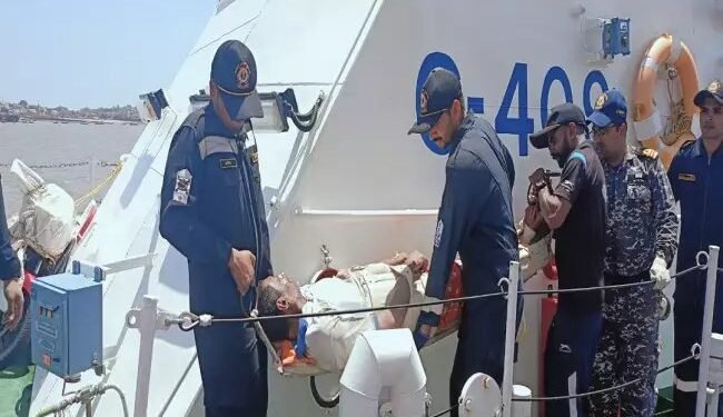 भारतीय तटरक्षक बल ने खंबात की खाड़ी में घायल चालक दल के सदस्य को सुरक्षित निकाला